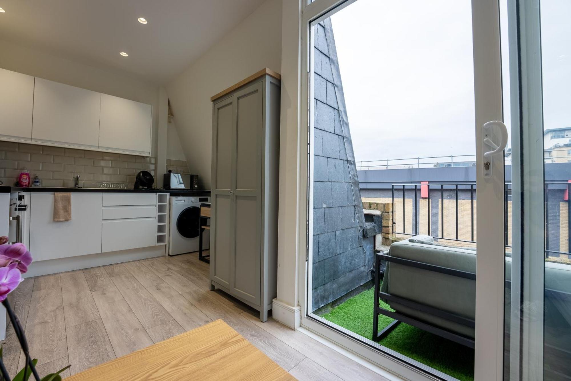Modern Studio Flat With Balcony In Heart Of London Exterior photo